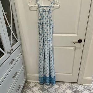White and blue bohemian dress. Comes with a tie at waist